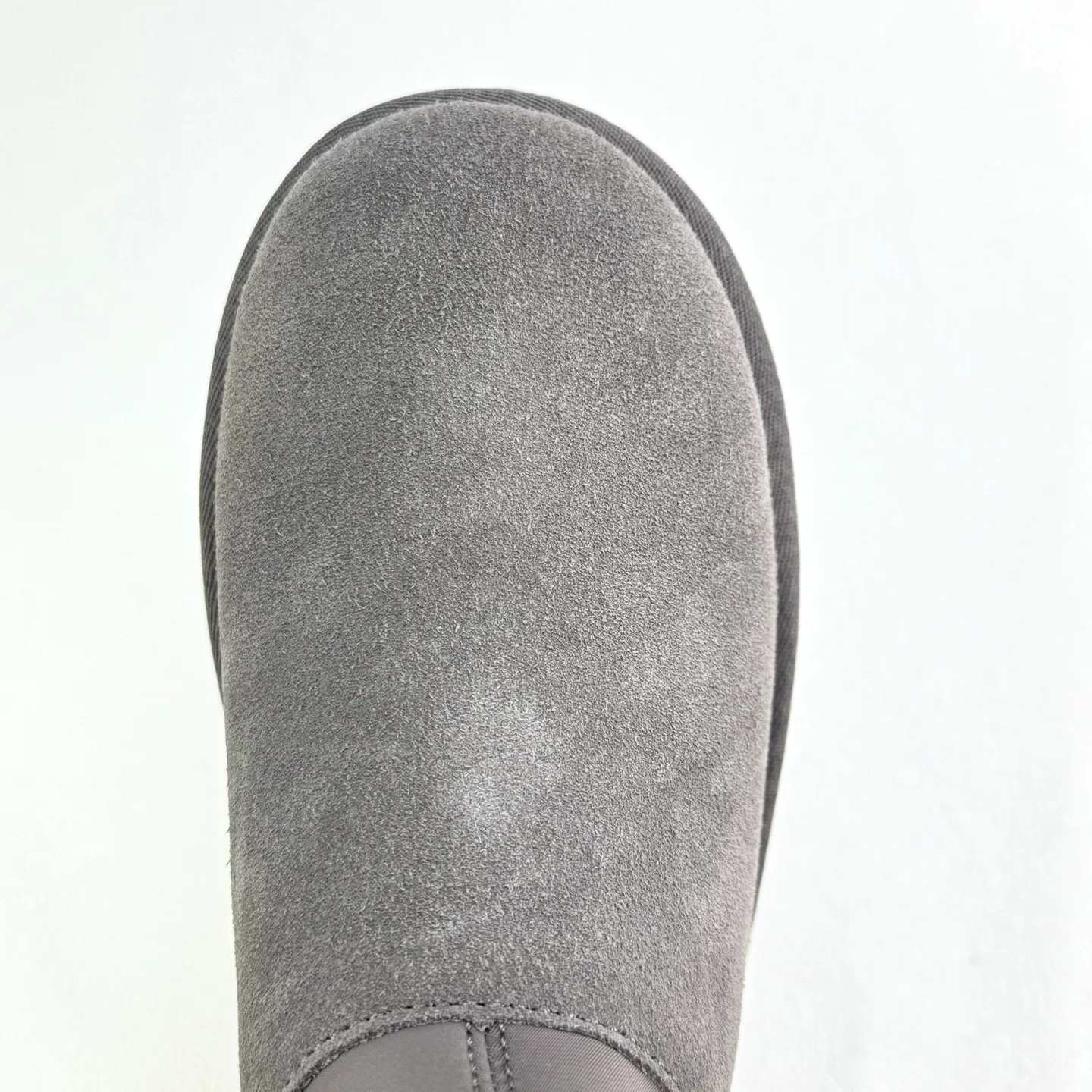 Self-pickup 💰480 Dilireba's same style short boots 2024 latest short elastic boots UGG Dipp boots Mini elastic all-in-one snow boots Short, low, elastic, thick sole 5CM style Upper design Made of high-quality suede, easy to care for, comfortable and fashionable at the same time. The inner material of the shoe is made of wool. It is warm and heat-locking to keep you warm in the winter. Sole design is lightweight and cushioning, making it comfortable to go out on the street. EVA outer disc makes walking easier FD official item number: 1168170 Size: 35 36 37 38 39 40